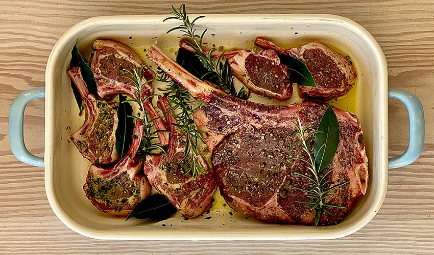 Rindfleisch Tomahawk Steak marinieren