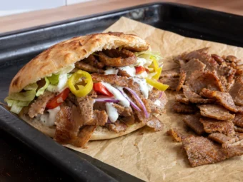 Bild zu: Backpapier-Döner aus dem Ofen – einfaches Rezept für 2 Personen