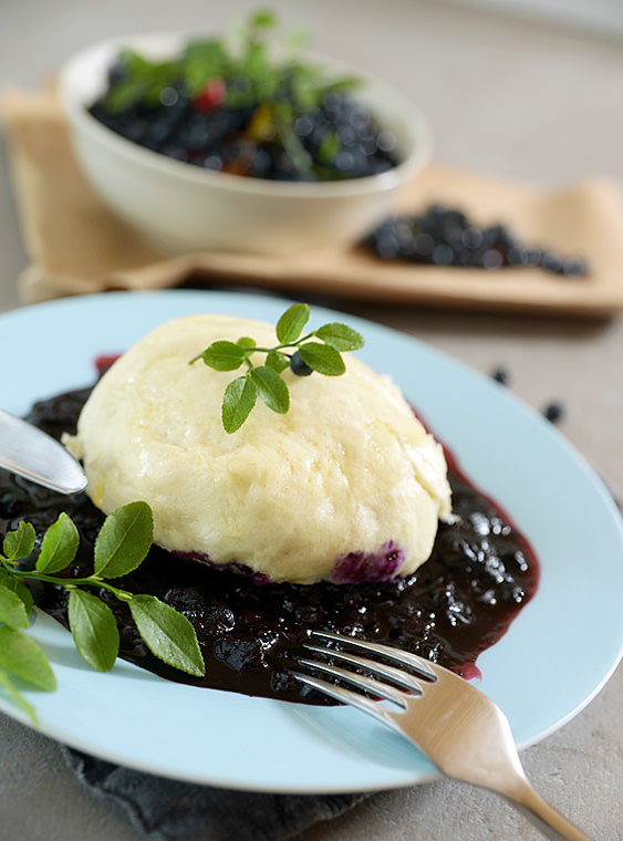 Hefeklöße selbst gemacht - mit Blaubeeren