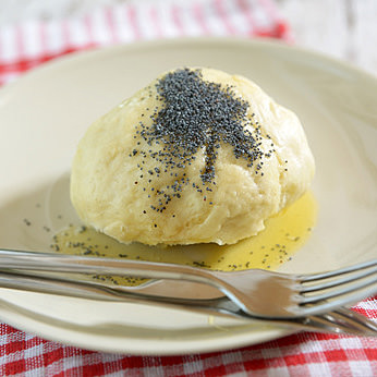 Hefeklöße selbst gemacht - mit Mohn und zerlassener Butter