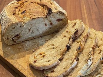 Mediterranes Brot mit Oliven und getrockneten Tomaten