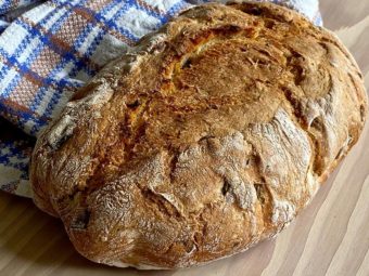 Mediterranes Brot mit Oliven und getrockneten Tomaten