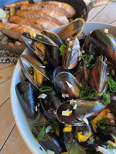 Miesmuscheln richtig zubereiten – der Klassiker in Weißwein | rolfkocht ...