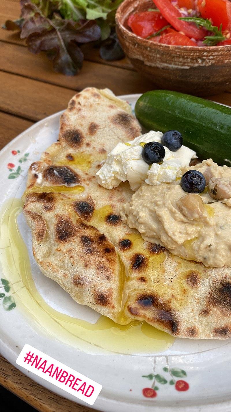 Naan-Brot ohne Hefe backen - Grundrezept für das indische Fladenbrot mit Hummus und Olivenöl