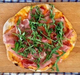 Pizza selber machen - Parmaschinken, Rucola und Parmesan