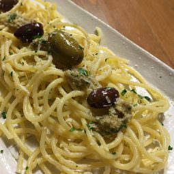 scharfes Pesto aus grüner Olivenpaste