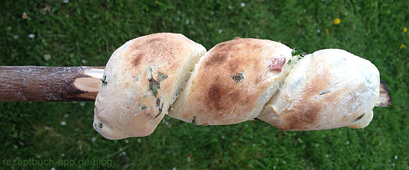 Stockbrot, Knüppelbrot bzw. Knüppelkuchen oder Knüppelteig