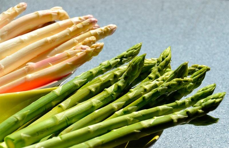 Weißer Spargel und grüner Spargel