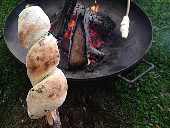 Stockbrot mit Schinken und Kräutern