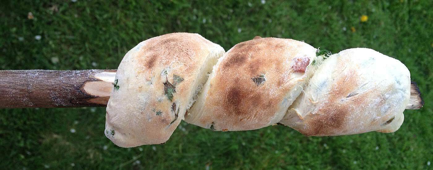 Stockbrot mit Schinken und Kräutern