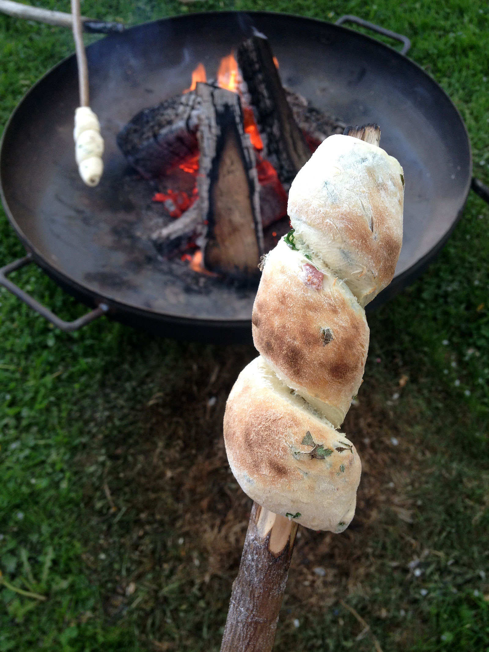 Stockbrot mit Schinken und Kräutern | rolfkocht.de - kochen, backen ...