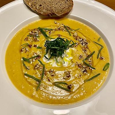 Süßkartoffel-Suppe mit Butternutkürbis und Chili