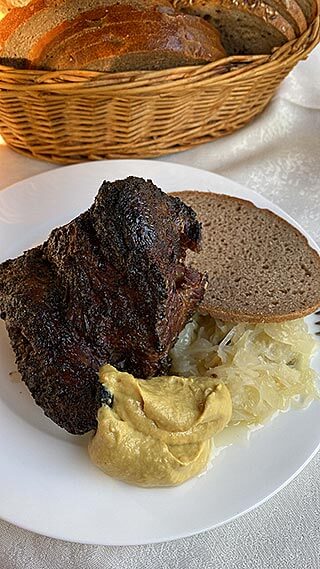Thüringer Mutzbraten mit Sauerkraut, Brot und Senf