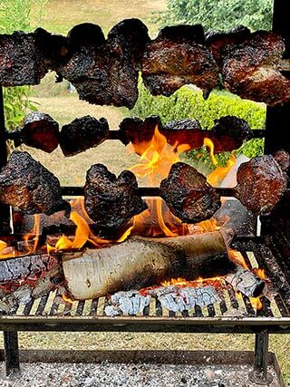 Thüringer Mutzbraten im Mutzbratengrill selber machen - Birkenholz