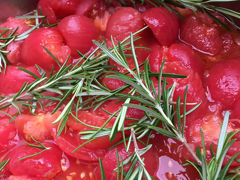 Tomaten mit Rosmarin einkochen