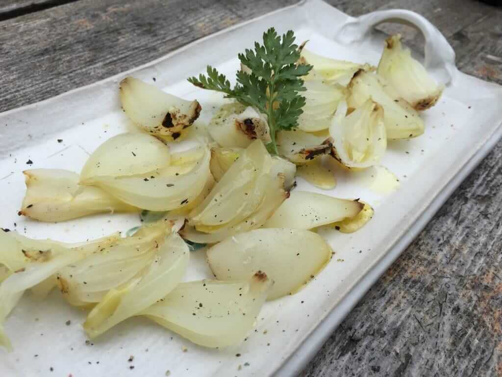 weiße Zwiebeln aus der Glut